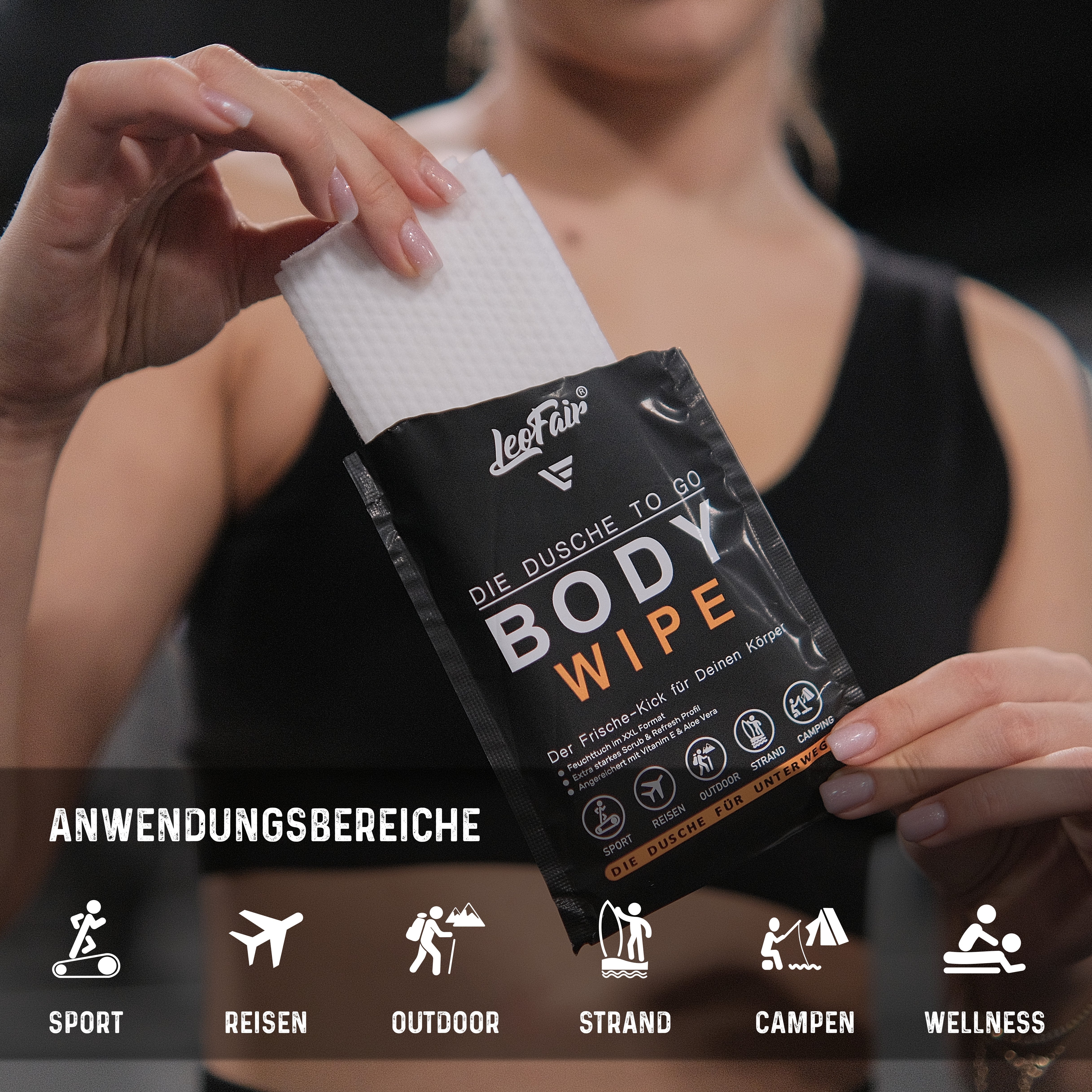 Frau zieht ein Leofair Body Wipe aus der Verpackung – vielseitige Anwendung für Sport, Reisen, Outdoor, Strand, Camping und Wellness