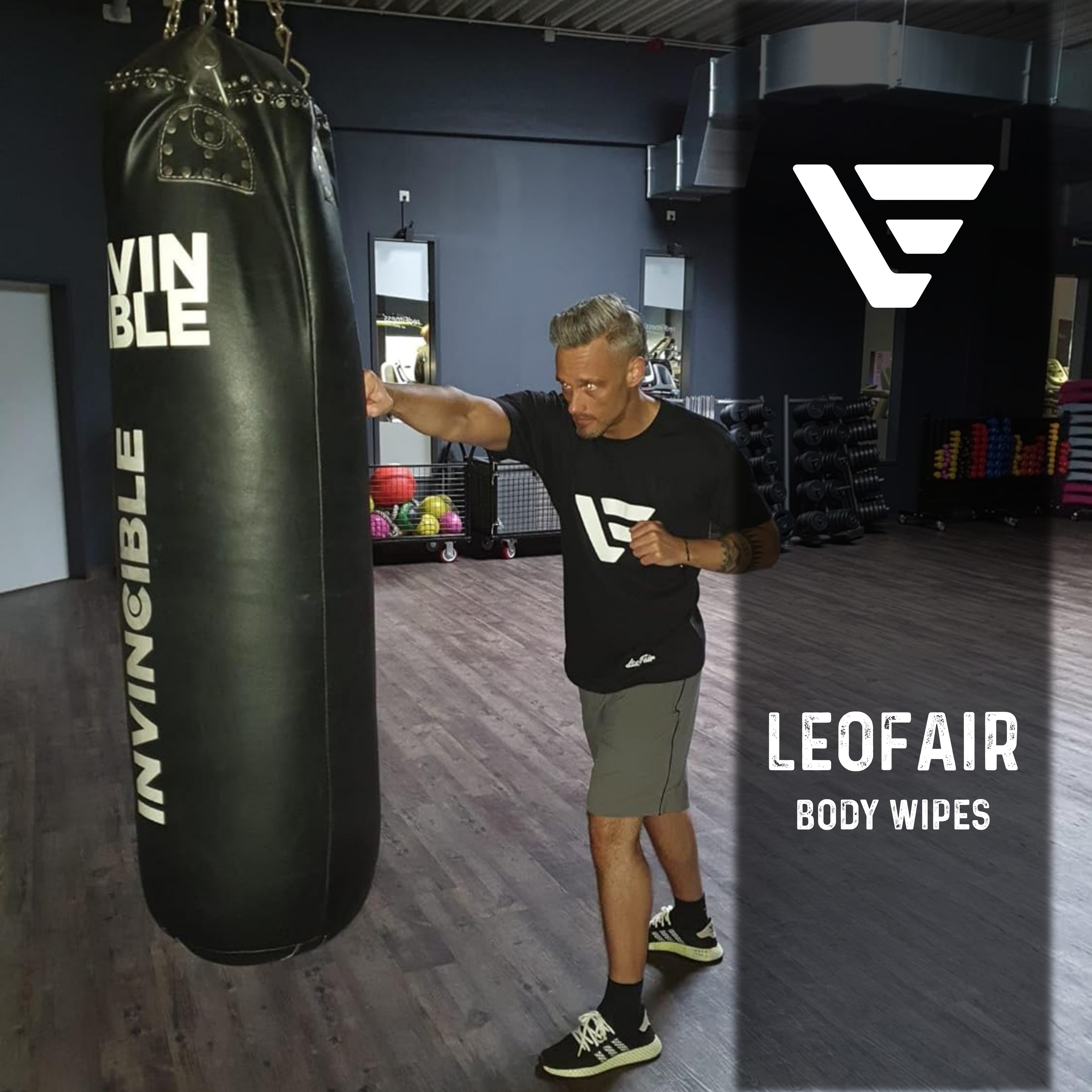 Mann trainiert am Boxsack im Fitnessstudio und trägt Leofair Shirt – ideal zur schnellen Erfrischung mit Leofair Body Wipes nach dem Training